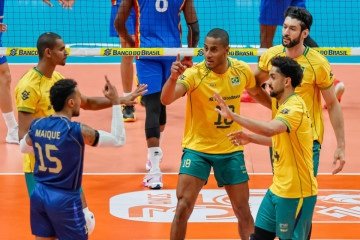 O Brasil sofreu contra a Colômbia, mas conseguiu se impor no fim da partida no Rio na terceira vitória do Sul-Americano - (crédito: Mauricio Val/Fotoclic/CBV) O Brasil sofreu contra a Colômbia, mas conseguiu se impor no fim da partida no Rio na terceira vitória do Sul-Americano - (crédito: Mauricio Val/Fotoclic/CBV)