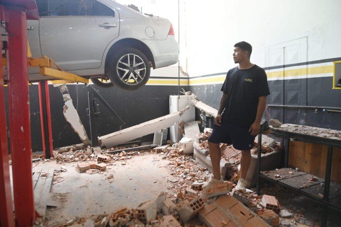 O mecânico Diego Lopes estava na oficina no momento em que a parede foi derrubada pela chuva - (crédito: Ed Alves/CB/DA Press) O mecânico Diego Lopes estava na oficina no momento em que a parede foi derrubada pela chuva - (crédito: Ed Alves/CB/DA Press)
