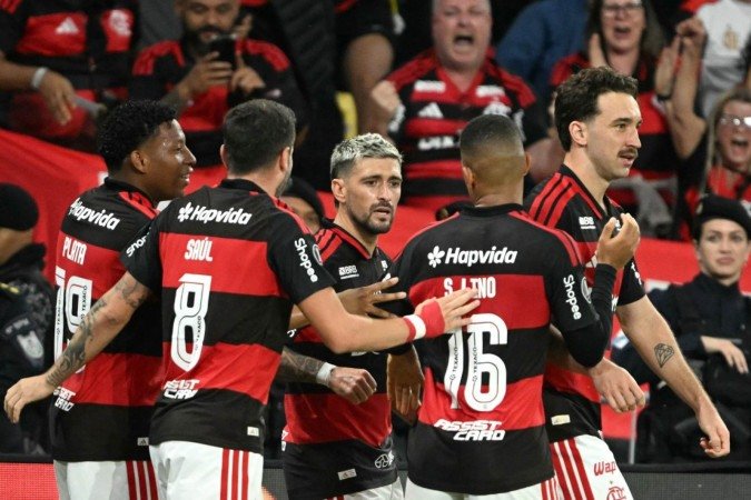 Flamengo's Uruguayan midfielder #10 Giorgian de Arrascaeta (C) celebrates scoring his team's first goal during the Copa Libertadores quarter-final second leg football match between Brazil's Flamengo and Ecuador's Independiente del Valle at the Maracana stadium in Rio de Janeiro, Brazil on September 17, 2026. (Photo by MAURO PIMENTEL / AFP)
- (crédito: AFP) Flamengo's Uruguayan midfielder #10 Giorgian de Arrascaeta (C) celebrates scoring his team's first goal during the Copa Libertadores quarter-final second leg football match between Brazil's Flamengo and Ecuador's Independiente del Valle at the Maracana stadium in Rio de Janeiro, Brazil on September 17, 2026. (Photo by MAURO PIMENTEL / AFP)
- (crédito: AFP)