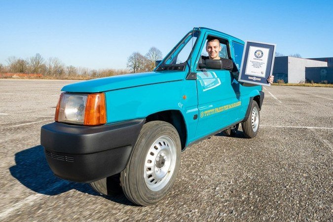 Andrea Marazzi exibe o certificado do Guinness World Records pelo Panda per Uno, o carro dirigível mais estreito do mundo - (crédito: https://www.guinnessworldrecords.com/) Andrea Marazzi exibe o certificado do Guinness World Records pelo Panda per Uno, o carro dirigível mais estreito do mundo - (crédito: https://www.guinnessworldrecords.com/)