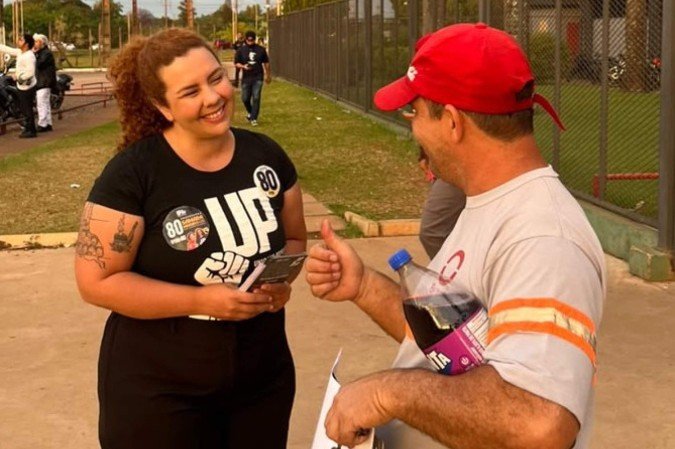 Samara Mineiro (UP) conversa com moradores e autônomos em Taguatinga durante ação de panfletagem no centro comercial do DF - (crédito: Divulgação UP) Samara Mineiro (UP) conversa com moradores e autônomos em Taguatinga durante ação de panfletagem no centro comercial do DF - (crédito: Divulgação UP)