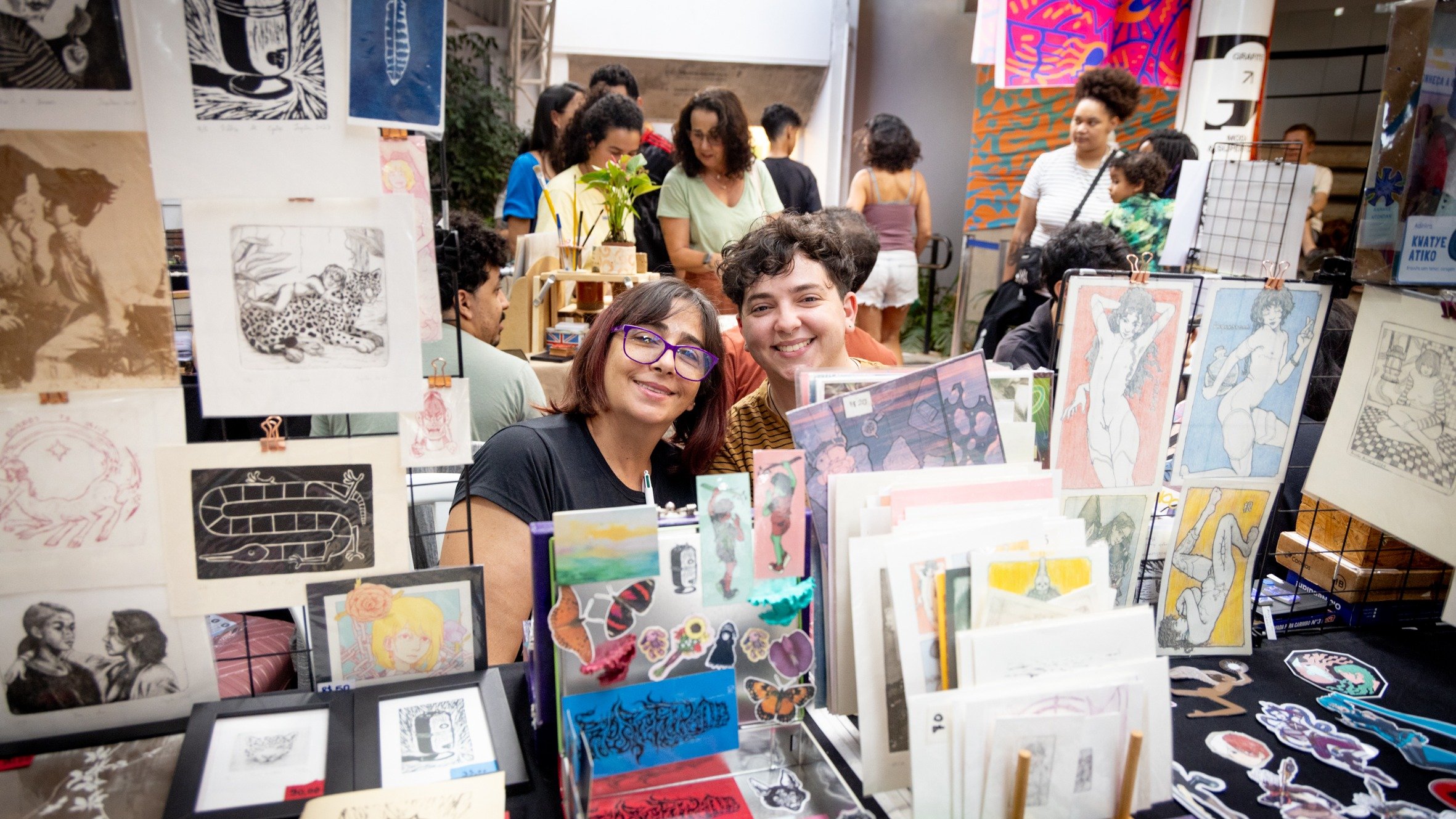 Artistas e suas criações autorais no Sesc + Rabiscão, evento que reúne mais de 150 ilustradores - (crédito: Divulgação) Artistas e suas criações autorais no Sesc + Rabiscão, evento que reúne mais de 150 ilustradores - (crédito: Divulgação)