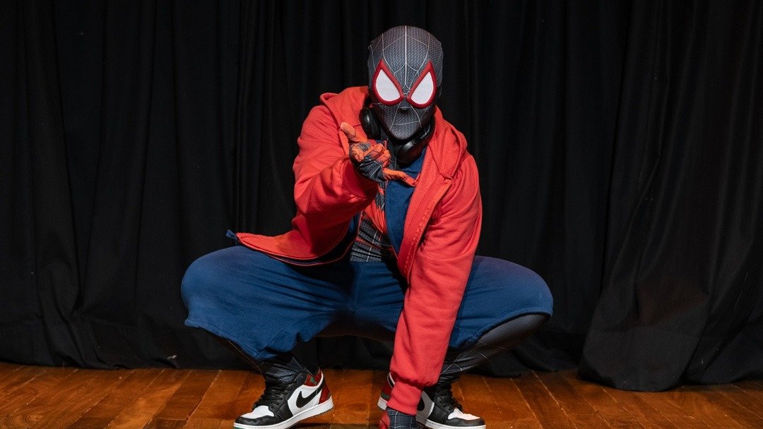 Personagem do multiverso do Homem-Aranha em cena do espet&aacute;culo "Aranhaverso", que est&aacute; em cartaz no Teatro Bras&iacute;lia Shopping -  (crédito: Divulga&ccedil;&atilde;o)