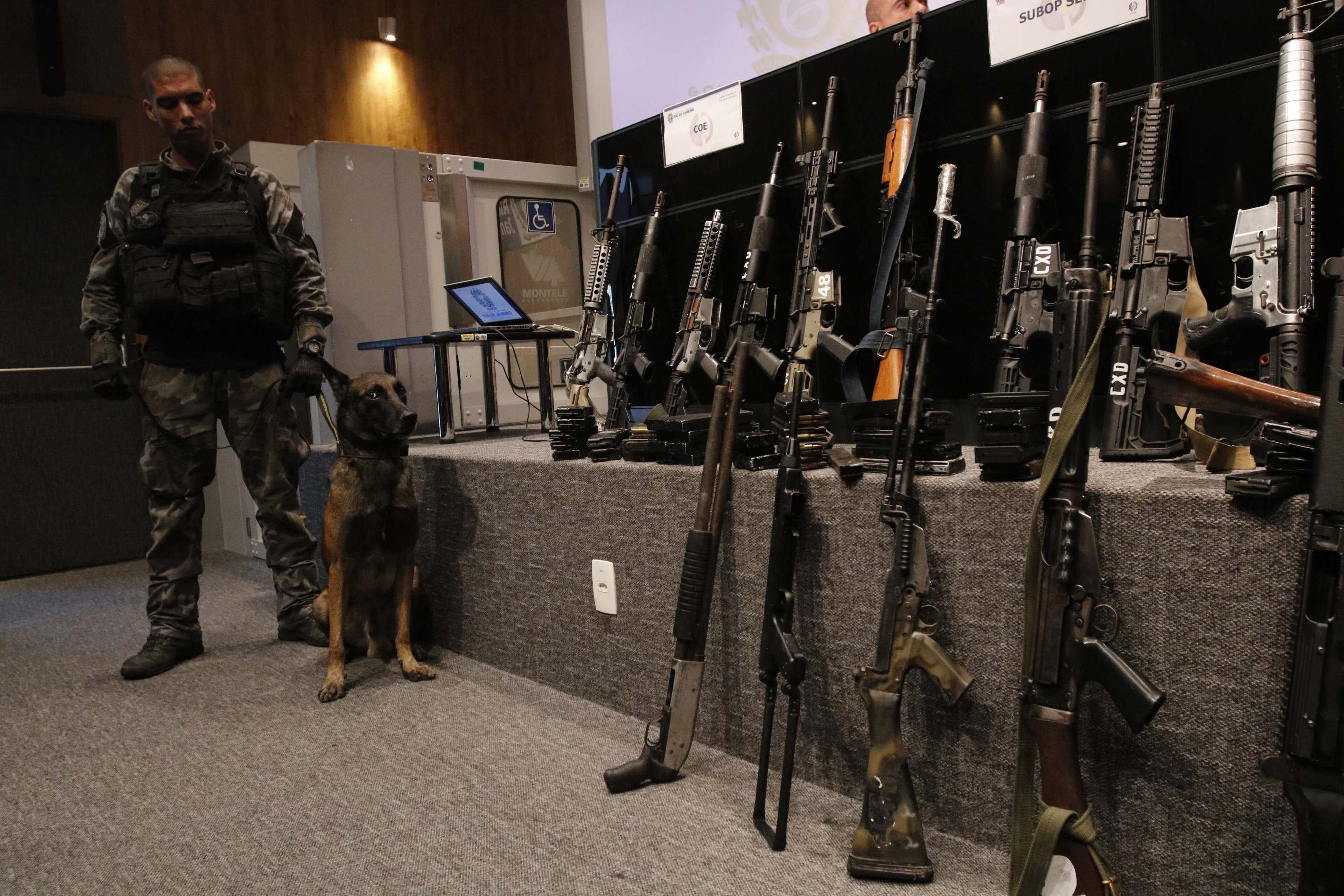 Apreensão de armas em operação policial no Rio. Para 70% dos entrevistados na pesquisa, criminalidade avançou muito nos últimos dois anos  -  (crédito: Fernando Frazão/Agência Brasil)