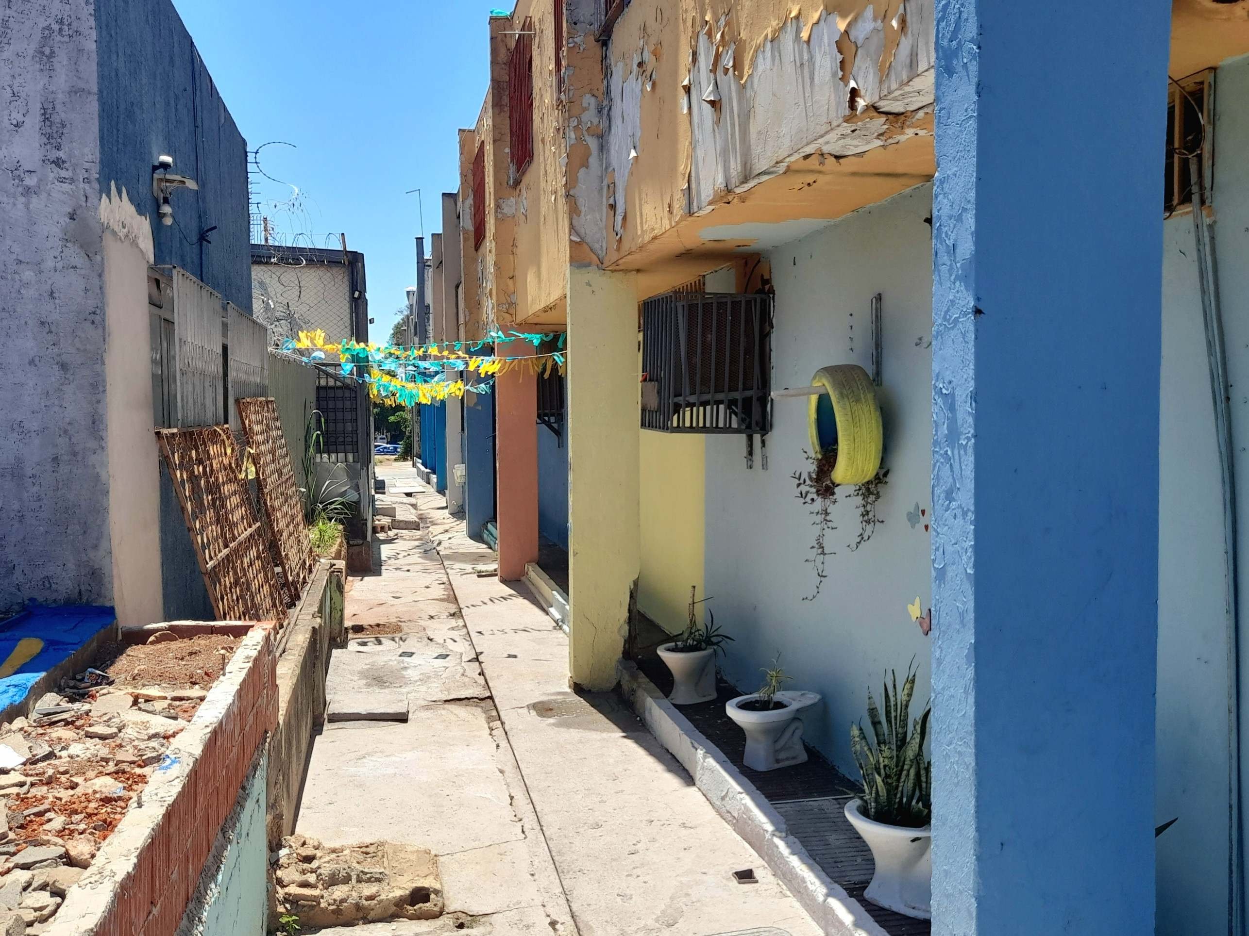 Beco atr&aacute;s de edif&iacute;cio tamb&eacute;m era usado para programas