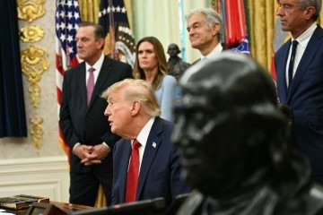 Donald Trump na Casa Branca, local de suas declarações sobre a proibição de veículos de comunicação considerados "desonestos" - (crédito: Jim Watson/AFP) Donald Trump na Casa Branca, local de suas declarações sobre a proibição de veículos de comunicação considerados "desonestos" - (crédito: Jim Watson/AFP)