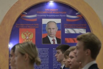 Estudantes entoam o hino nacional na abertura das urnas, em Moscou: sem oposição real, presidente manterá maioria segura - (crédito: AFP) Estudantes entoam o hino nacional na abertura das urnas, em Moscou: sem oposição real, presidente manterá maioria segura - (crédito: AFP)