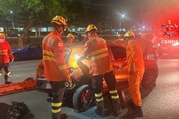Batida entre dois carros deixa motorista ferida no Eixão Sul - (crédito: CBMDF/Divulgação) Batida entre dois carros deixa motorista ferida no Eixão Sul - (crédito: CBMDF/Divulgação)