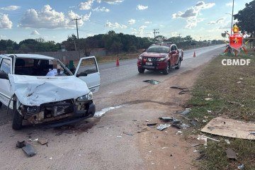Colisão frontal no Arapoanga deixa uma mulher ferida - (crédito: Imagens cedidas/CBMDF) Colisão frontal no Arapoanga deixa uma mulher ferida - (crédito: Imagens cedidas/CBMDF)