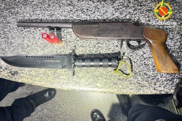 O homem foi preso com uma arma de fogo e uma faca - (crédito: Divulgação/PMDF) O homem foi preso com uma arma de fogo e uma faca - (crédito: Divulgação/PMDF)