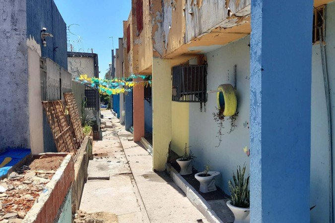 Beco atrás de edifício também era usado para programas