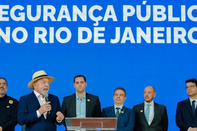 No Rio, Lula fala em recuperar territórios tomados pelo crime