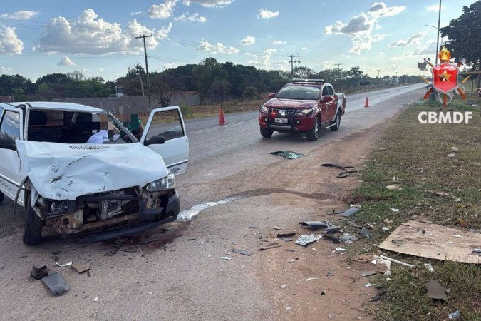 Colisão frontal no Arapoanga deixa uma mulher ferida - (crédito: Imagens cedidas/CBMDF) Colisão frontal no Arapoanga deixa uma mulher ferida - (crédito: Imagens cedidas/CBMDF)