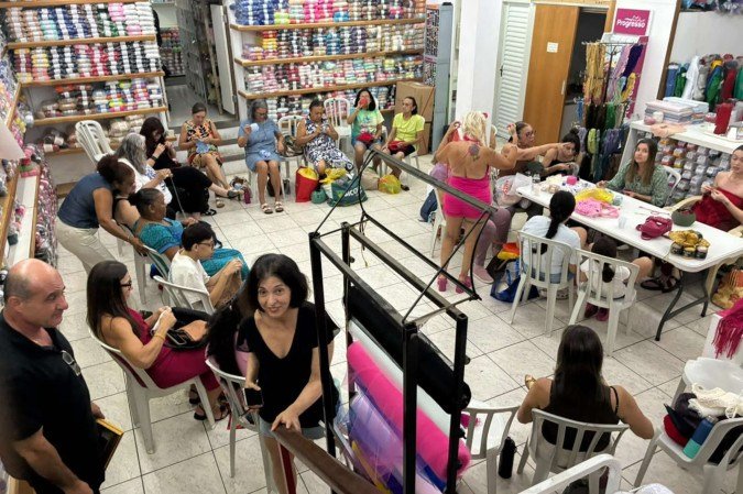 Afim de fortalecer a cultura da costura e crochê, Paulo Milano oferece um curso de crochê no próprio armarinho 