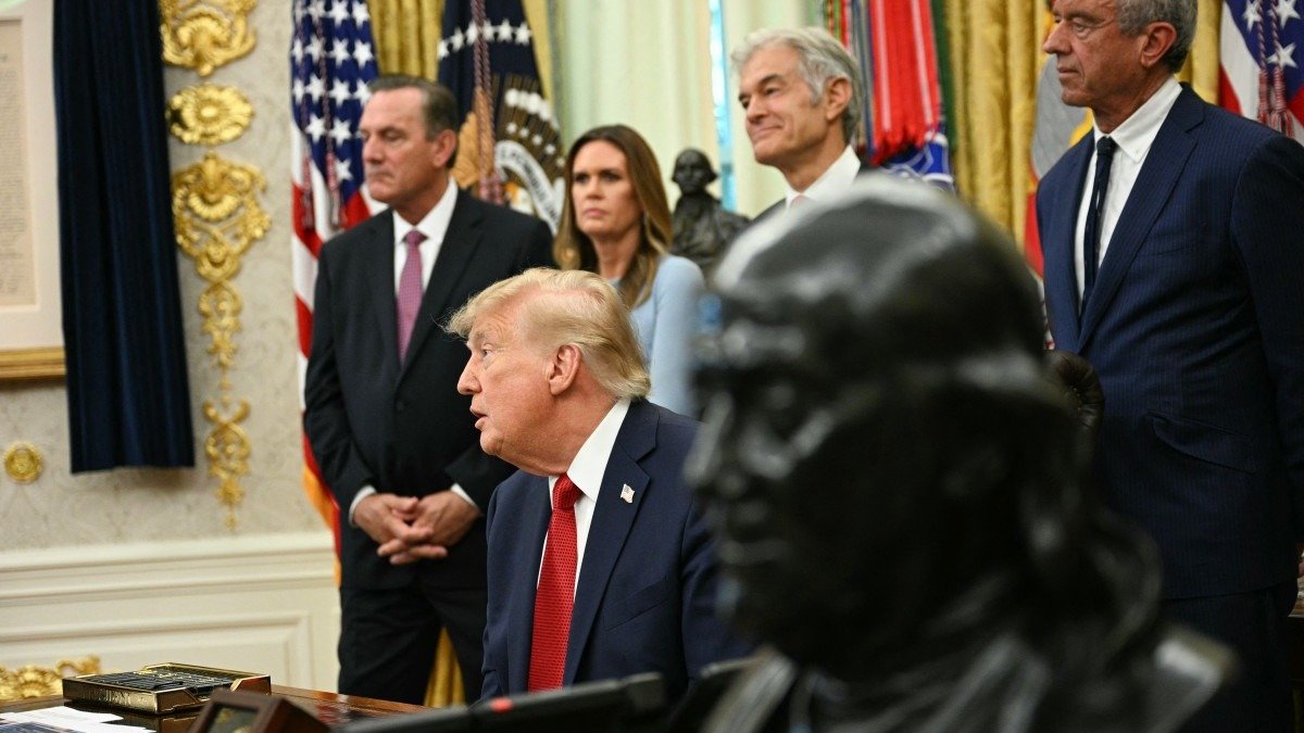 Emissoras de TV suspendem cobertura da Casa Branca após censura de Trump