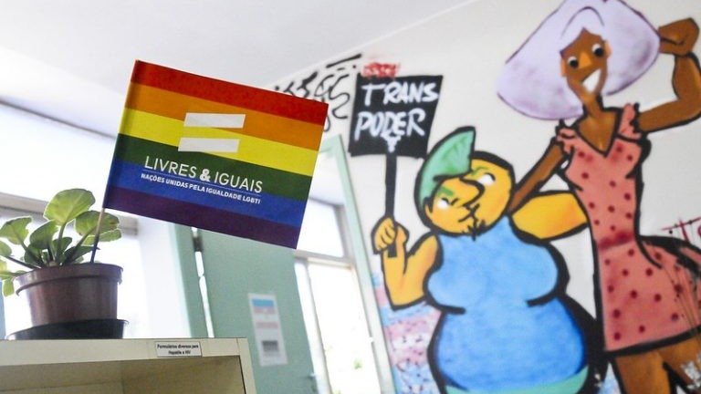 Símbolos de inclusão e a mensagem "Trans Poder" enfatizam a importância do projeto de lei para a igualdade no atendimento de saúde LGBTQIA+ - (crédito: Geovana Albuquerque/Arquivo Agência Saúde) Símbolos de inclusão e a mensagem "Trans Poder" enfatizam a importância do projeto de lei para a igualdade no atendimento de saúde LGBTQIA+ - (crédito: Geovana Albuquerque/Arquivo Agência Saúde)