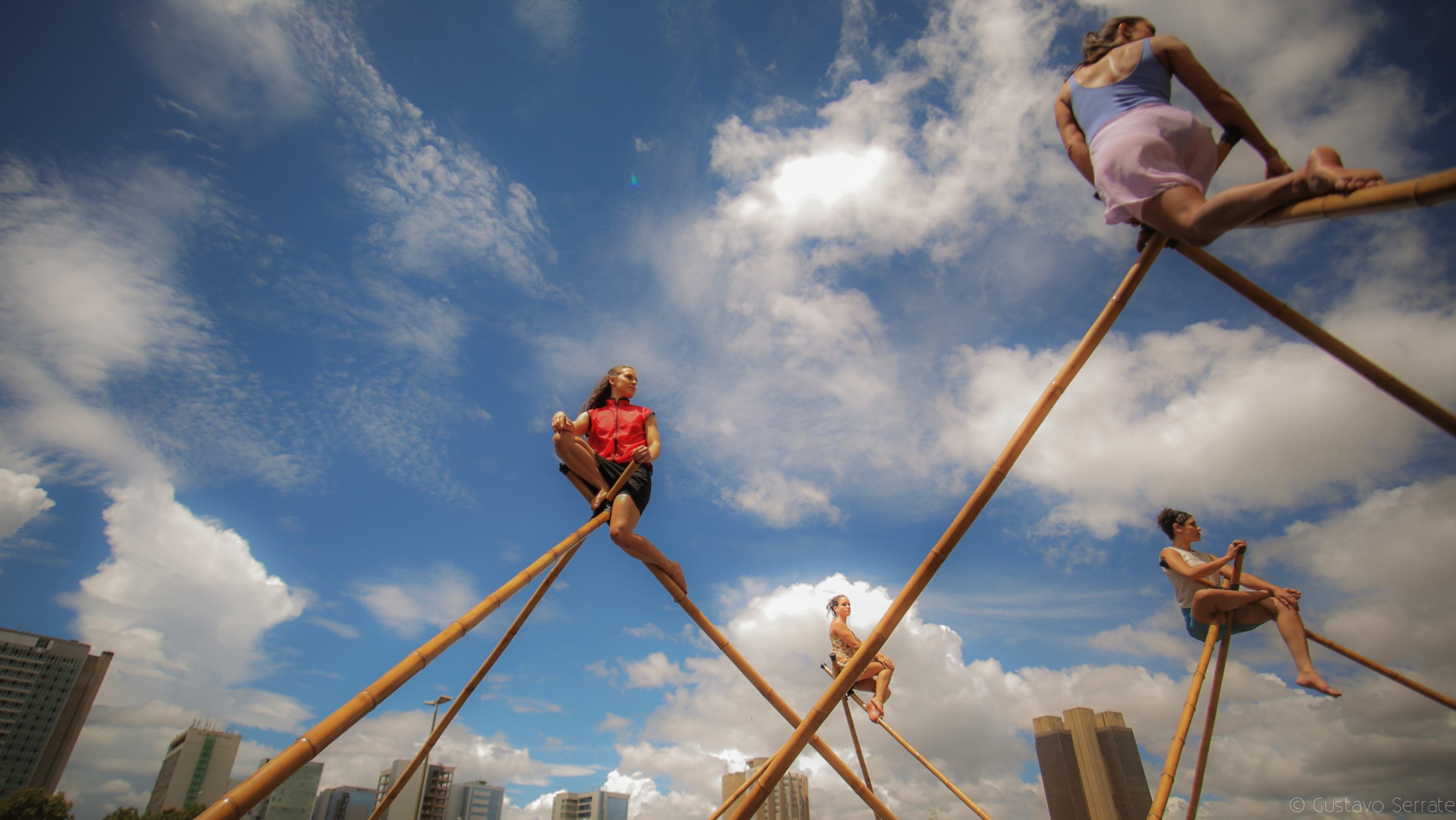 Noite de circo com o Nós  do Bambu em ocupação do Galpão do Urubu