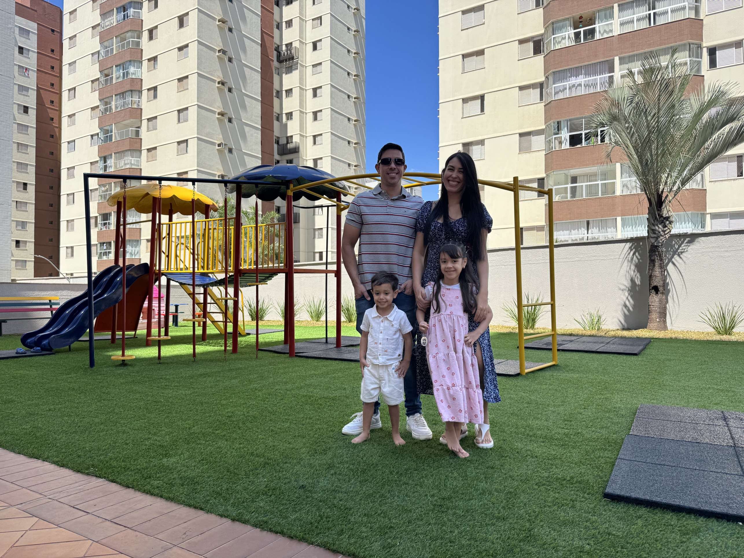 Let&iacute;cia e Daniel Carvalho com os filhos, Lara e Lucas: conhecer rotina e ambiente &eacute; parte da escolha