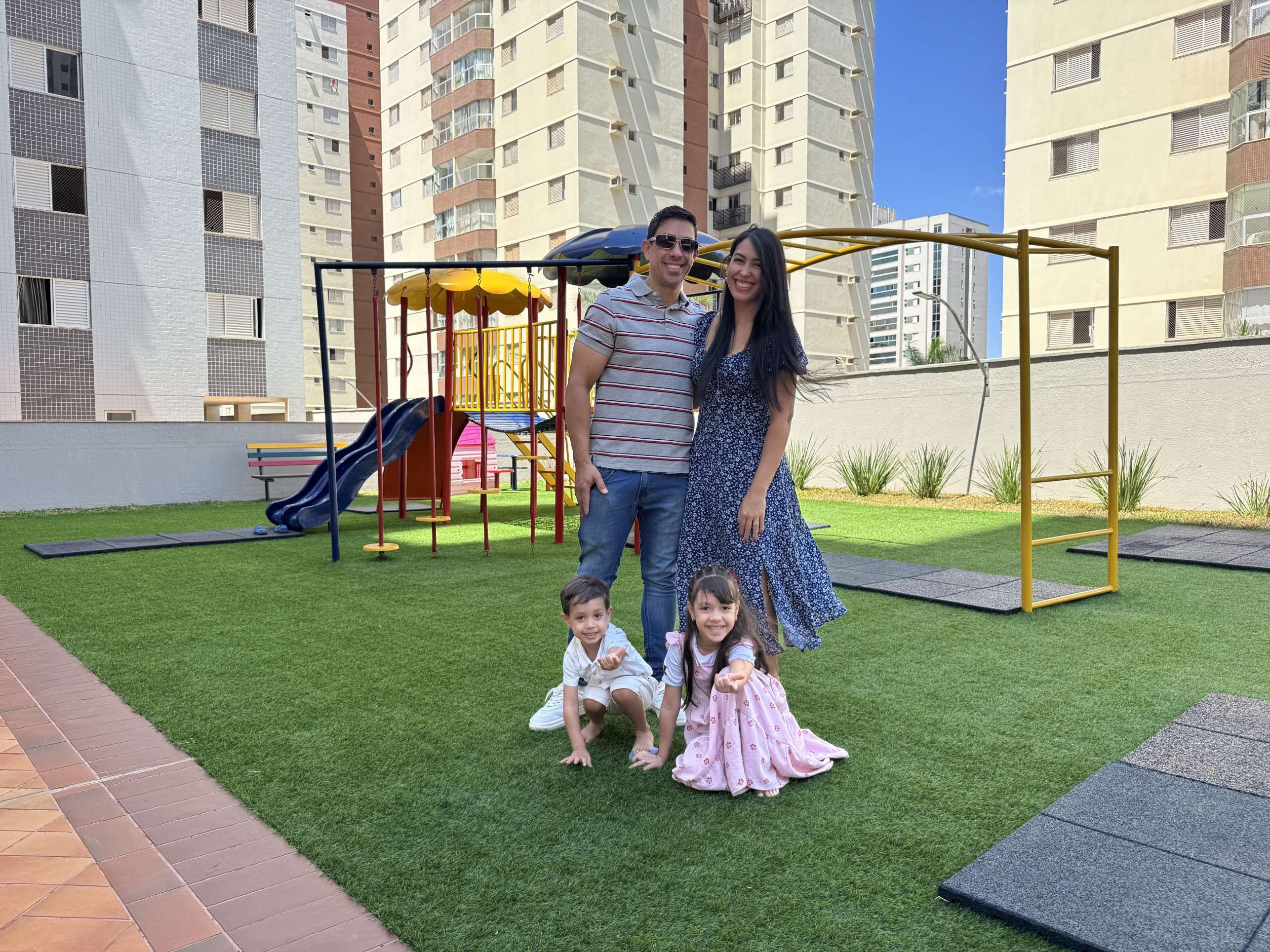 Lara e Lucas, filhos de Let&iacute;cia e Daniel. A experi&ecirc;ncia das crian&ccedil;as no dia a dia est&aacute; entre os principais pontos que os pais devem considerar ao escolher uma escola