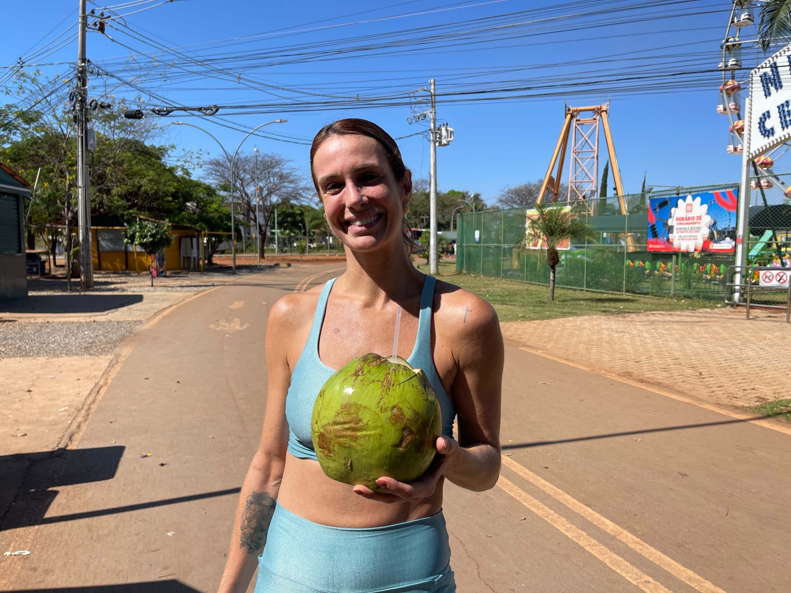 Helena vai ao parque cedo para aproveitar melhor o clima