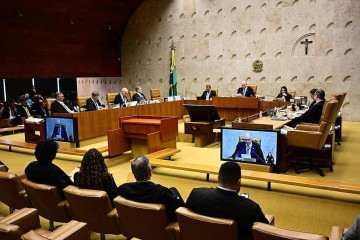 'Declaro promulgado o documento da liberdade, da democracia e da justiça social do Brasil', disse o então presidente da Assembleia Nacional Constituinte, Ulysses Guimarães - (crédito: Agência Senado) 'Declaro promulgado o documento da liberdade, da democracia e da justiça social do Brasil', disse o então presidente da Assembleia Nacional Constituinte, Ulysses Guimarães - (crédito: Agência Senado)