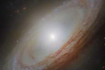 A galáxia espiral NGC 4698 brilha nesta imagem do Telescópio Espacial Hubble da NASA/ESA
- (crédito: ESA/Hubble e NASA, D. Thilker, a equipe MAUVE-HST) A galáxia espiral NGC 4698 brilha nesta imagem do Telescópio Espacial Hubble da NASA/ESA
- (crédito: ESA/Hubble e NASA, D. Thilker, a equipe MAUVE-HST)