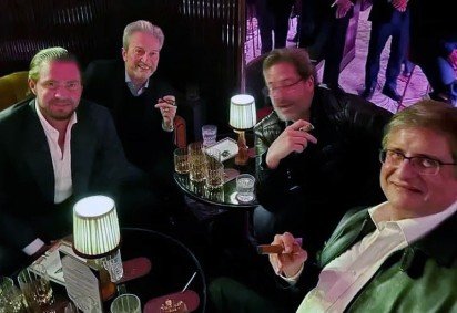 Da E para D: Vorcaro, homem não identificado, Ciro Soares e Gonet. Foto foi tirada em Londres, em uma degustação de uísque com charutos, há dois anos -  (crédito:  Reprodução)
