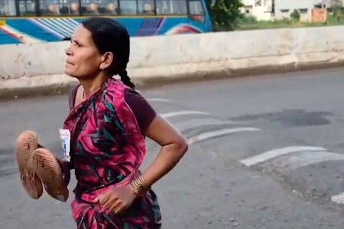 A façanha de Ramabai descalça cativou as redes sociais. - (crédito: Kiran Sakle/BBC) A façanha de Ramabai descalça cativou as redes sociais. - (crédito: Kiran Sakle/BBC)