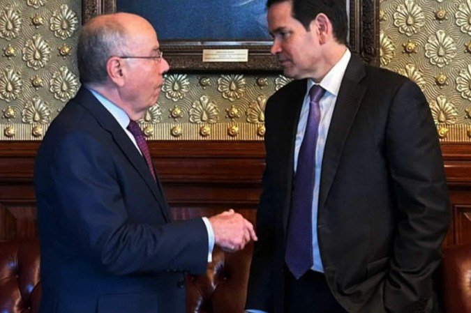 Chanceler Mauro Vieira conversa com o secretário de Estado Marco Rubio. Pressões econômicas extrapolaram e alcançam a seara política - (crédito: Divulgação/MRE) Chanceler Mauro Vieira conversa com o secretário de Estado Marco Rubio. Pressões econômicas extrapolaram e alcançam a seara política - (crédito: Divulgação/MRE)