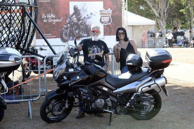  O aposentado Fernando Pitel, 72, motociclista há 26 anos, com Jovania Felipe, 50
