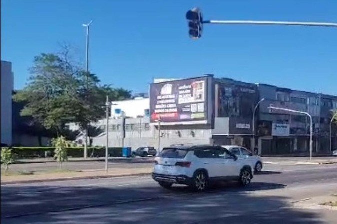 Detran-DF informou que uma equipe de manutenção semafórica está a caminho do local para verificar os equipamentos e adotar as providências necessárias - (crédito: Material cedido ao Correio) Detran-DF informou que uma equipe de manutenção semafórica está a caminho do local para verificar os equipamentos e adotar as providências necessárias - (crédito: Material cedido ao Correio)