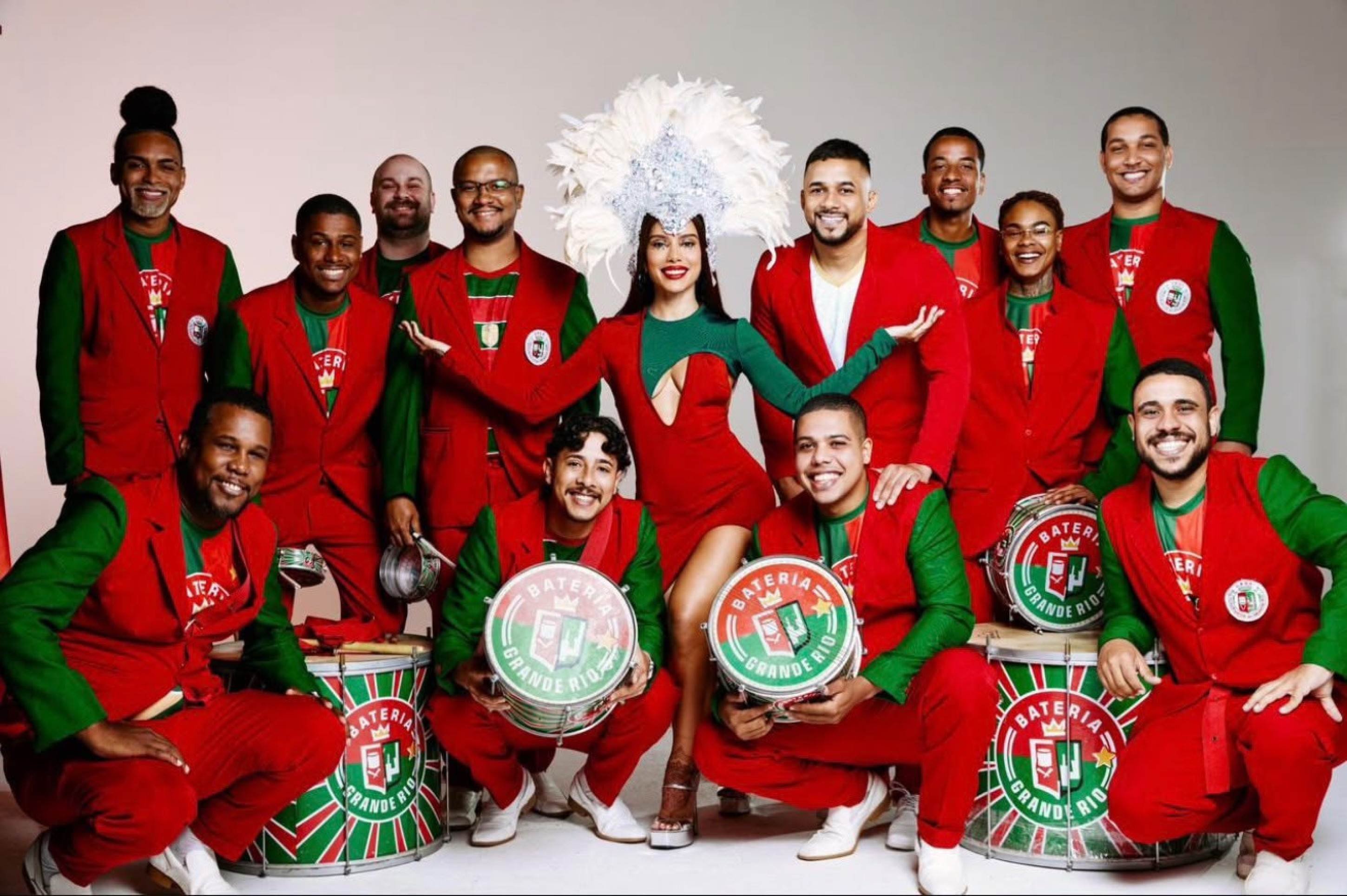 Anitta e bateria da Grande Rio