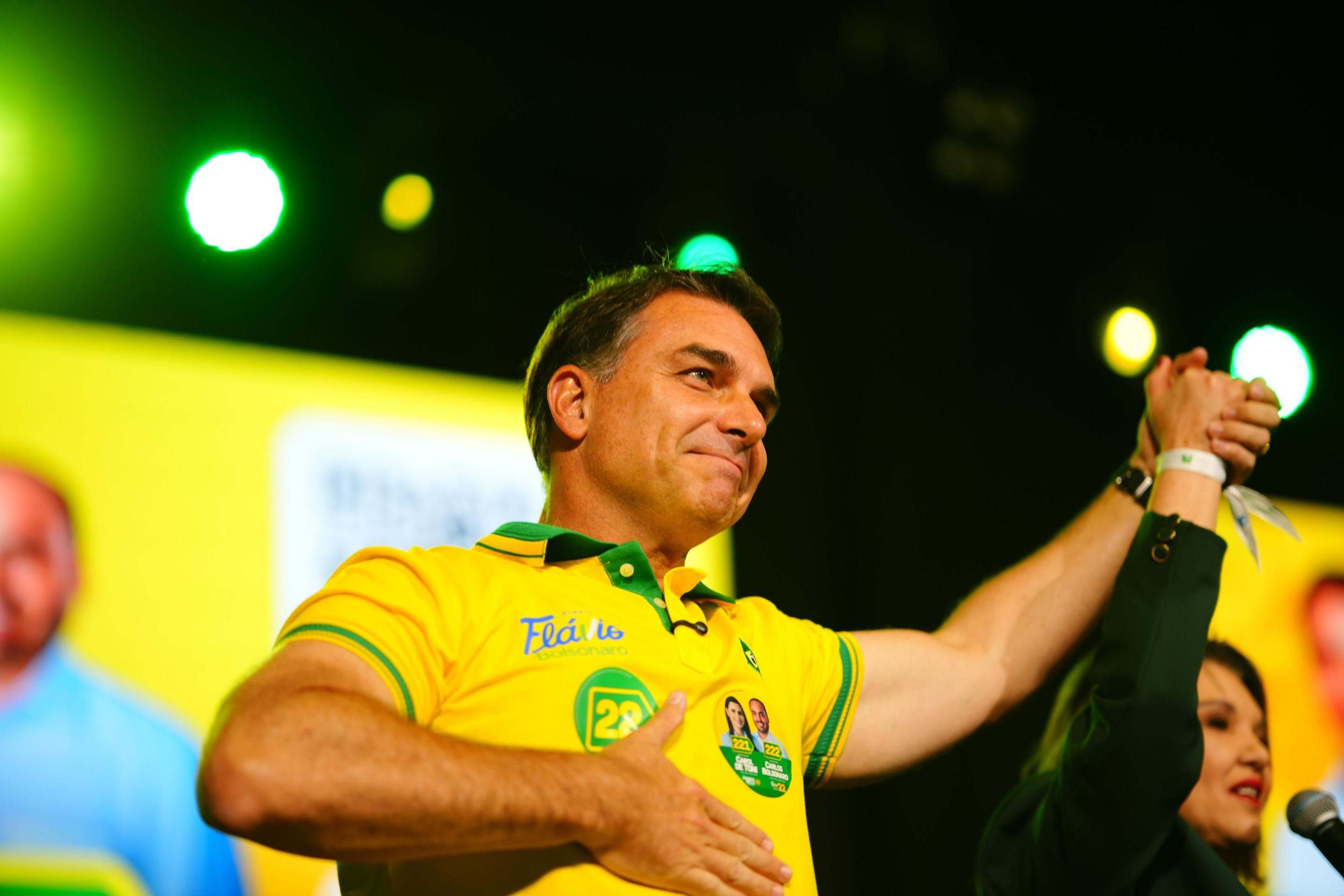 Flávio Bolsonaro critica foto de Gonet com Vorcaro: 