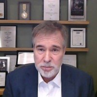 Gustavo Brigagão em entrevista ao Correio Braziliense. Na bancada, Carlos Alexandre e Denise Rothenburg -  (crédito: Vídeo conferência)