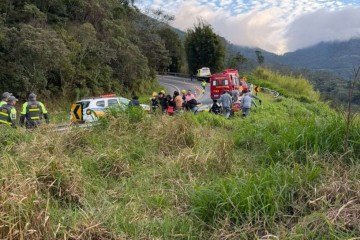 Cinco pessoas morrem após queda de ônibus em Cruzeiro (SP) - (crédito: Reprodução/CBMSP) Cinco pessoas morrem após queda de ônibus em Cruzeiro (SP) - (crédito: Reprodução/CBMSP)