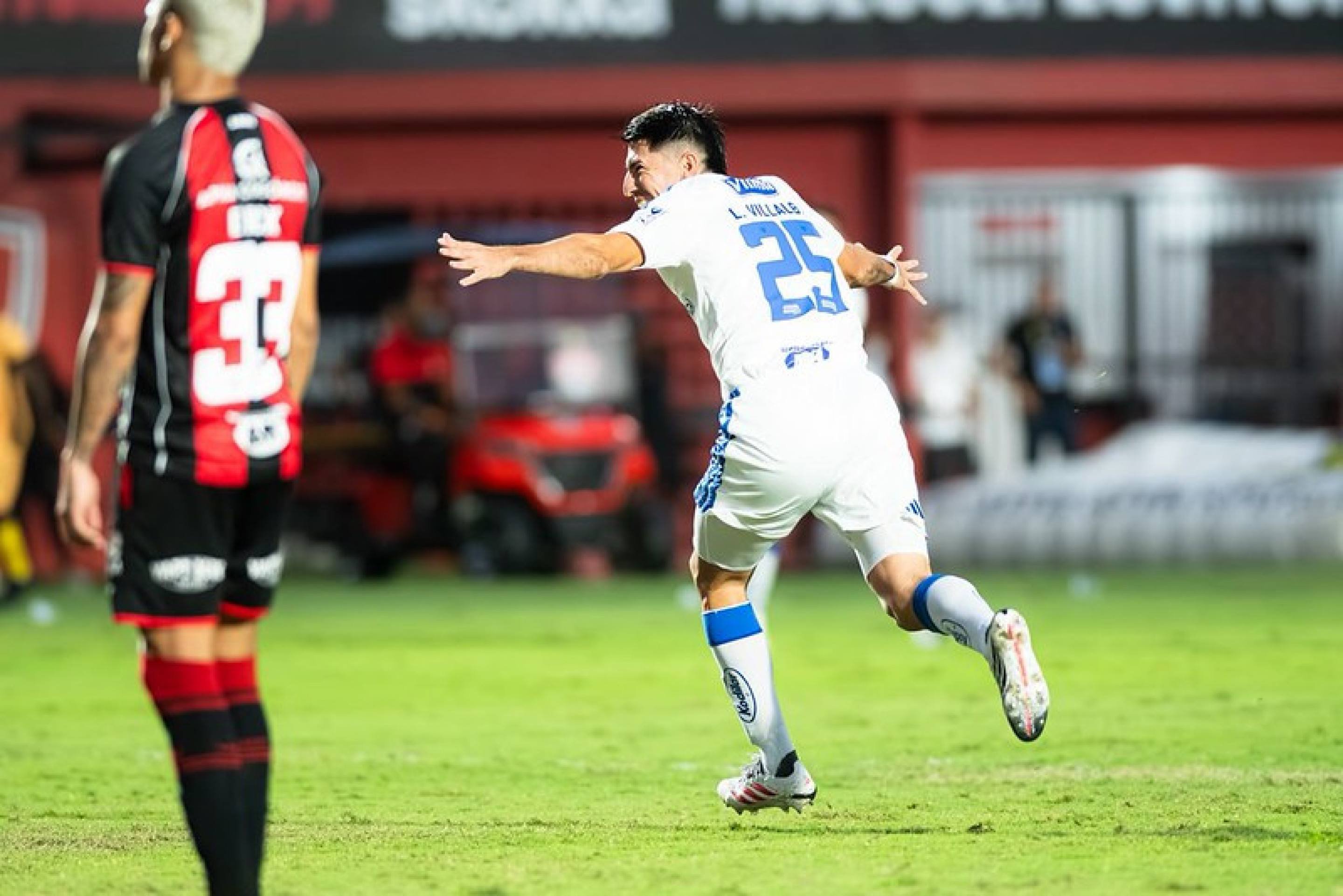 Cruzeiro reage no segundo tempo e bate o Vitória no Barradão