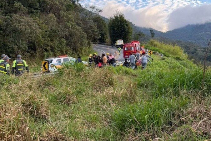 Cinco pessoas morrem em queda de ônibus de ribanceira de 15 metros em SP