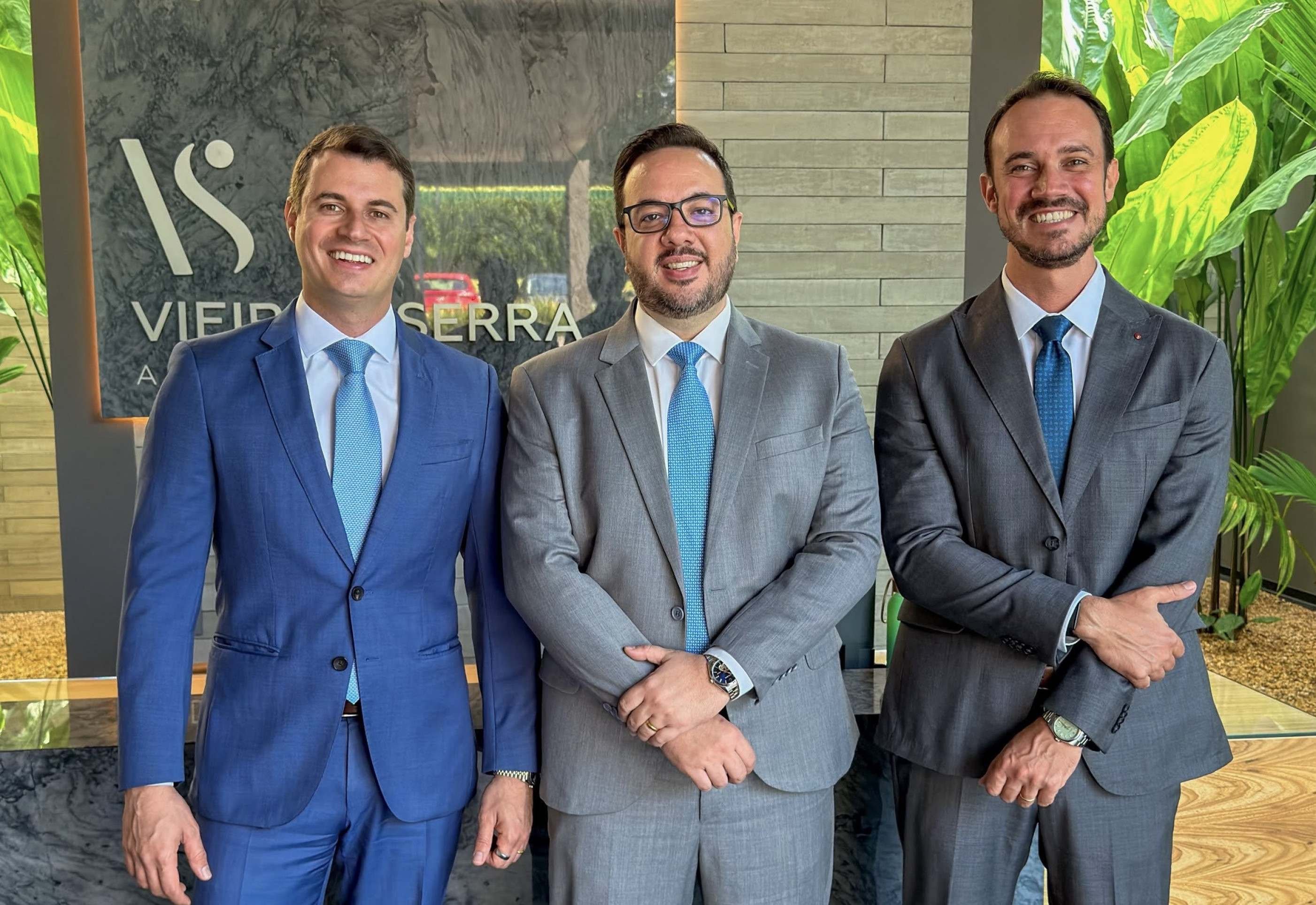  Eixo Capital. Vieira e Serra Advogados anunciou a cria&ccedil;&atilde;o de uma &aacute;rea especializada em Shopping Centers, que ser&aacute; liderada pelo advogado Gabriel Gamb&ocirc;a, novo s&oacute;cio da banca