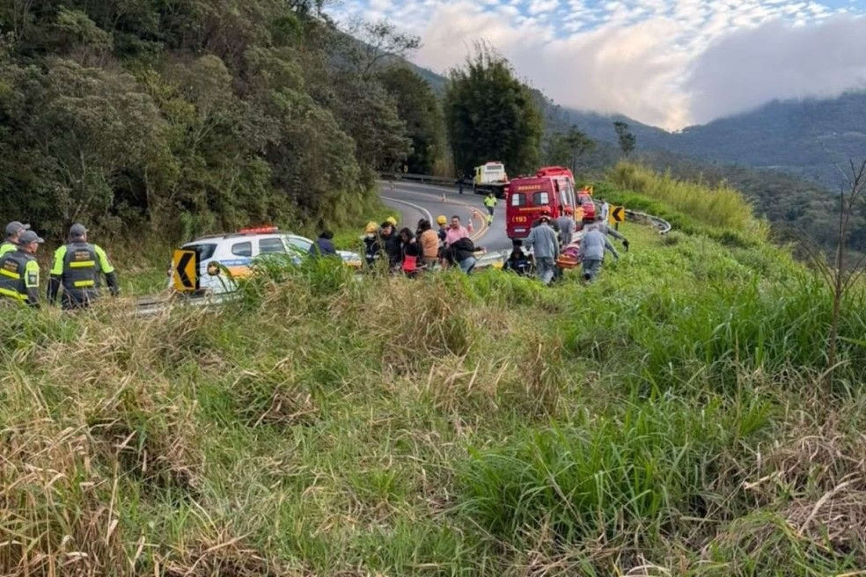 Ônibus que caiu em ribanceira tinha autorização de transporte vencida