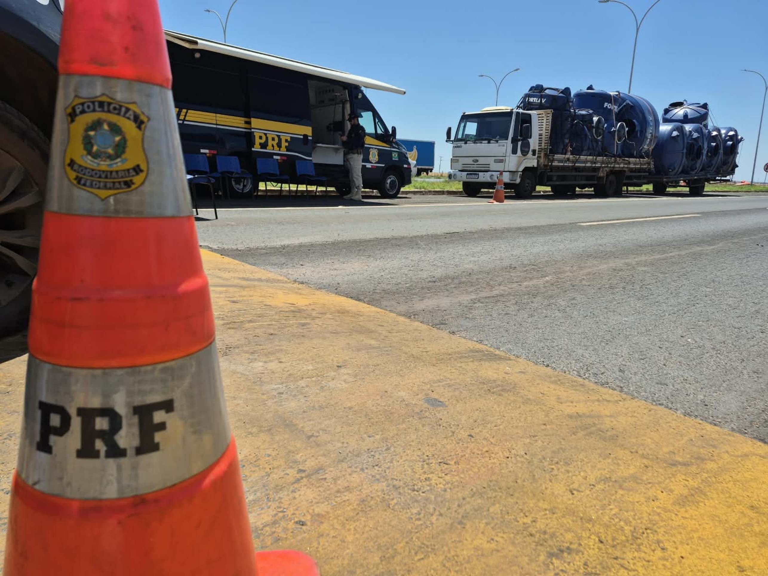 Caminhoneiro embriagado é preso com carga de grande porte na BR-020