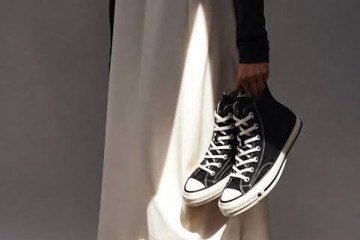 Converse é acusada de usar referências à Ku Klux Klan em campanha com Karina, do aespa
 -  (crédito: reprodução/@negraparda)
