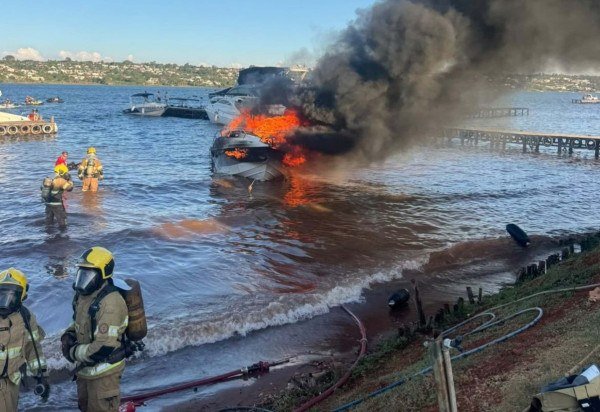 Inc&ecirc;ndio ocorreu ap&oacute;s uma explos&atilde;o, de acordo com a Marinha do Brasil -  (crédito: CBMDF/Divulga&ccedil;&atilde;o)