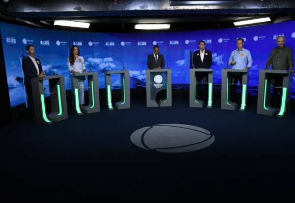 Estão presentes no debate os candidatos José Roberto Arruda (PSD), Leandro Grass (PT), Paula Belmonte (PSDB), Ricardo Cappelli (PSB) e Kiko Caputo (Novo) -  (crédito: Marcelo Ferreira/CB/DA Press)