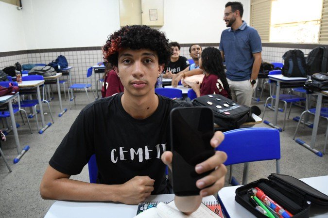  21/09/2026 Crédito: Marcelo Ferreira/CB/D.A Press. Brasil. Brasília - DF -  Caderno Escolha a escola do seu Filho. Pauta sobre: Proibição dos celulares nas escolas. Alex Michael aluno do CEMEIT em Taguatinga.