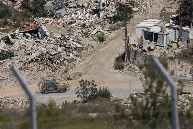 Um veículo militar israelense passa por casas destruídas por ataques israelenses no sul do Líbano, visto de uma posição do outro lado da fronteira, na Alta Galileia, no norte de Israel, em 20 de setembro de 2026 - (crédito: JALAA MAREY / AFP) Um veículo militar israelense passa por casas destruídas por ataques israelenses no sul do Líbano, visto de uma posição do outro lado da fronteira, na Alta Galileia, no norte de Israel, em 20 de setembro de 2026 - (crédito: JALAA MAREY / AFP)