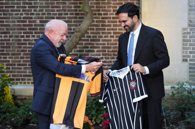 Lula presenteou o prefeito de Nova York, o progressista Zohran Mamdani, com uma camisa do Corinthians, e ganhou uma do Nova York City
