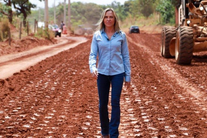 Celina visitou a obra de pavimentação da VC-351 - (crédito: Fabio Cruz/Ascom) Celina visitou a obra de pavimentação da VC-351 - (crédito: Fabio Cruz/Ascom)