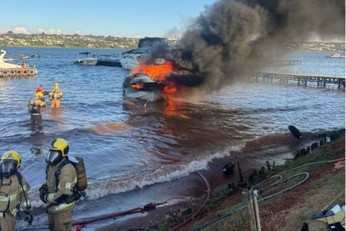 Incêndio teria sido causado por uma explosão, de acordo com a Marinha do Brasil - (crédito: CBMDF/Divulgação) Incêndio teria sido causado por uma explosão, de acordo com a Marinha do Brasil - (crédito: CBMDF/Divulgação)