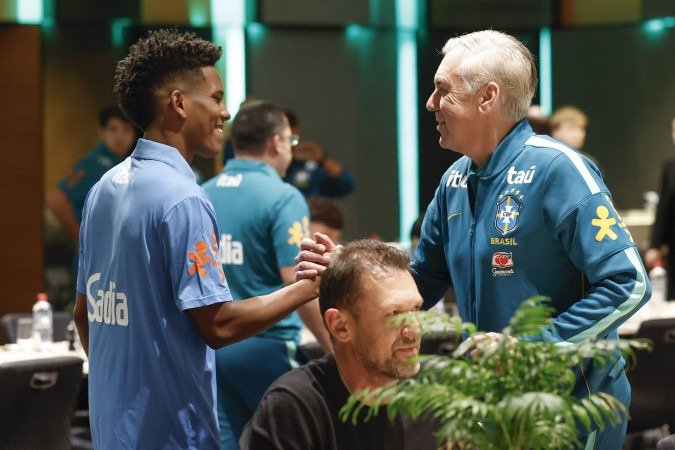 Estêvão, de 19 anos, é recebido pelo técnico Carlo Ancelotti na Austrália: expectativas - (crédito: Rafael Ribeiro/CBF) Estêvão, de 19 anos, é recebido pelo técnico Carlo Ancelotti na Austrália: expectativas - (crédito: Rafael Ribeiro/CBF)