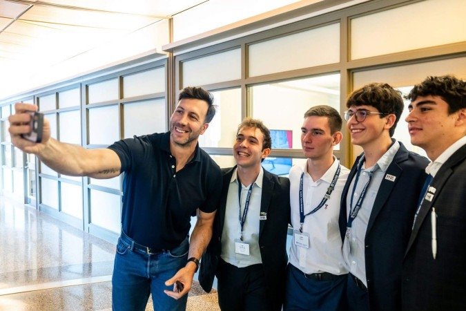  Adriano Bonfim, Gustavo Huss, Luiz Braun e Natan Torres com cliente da competi&ccedil;&atilde;o da Wharton -  (crédito: Arquivo pessoal)
